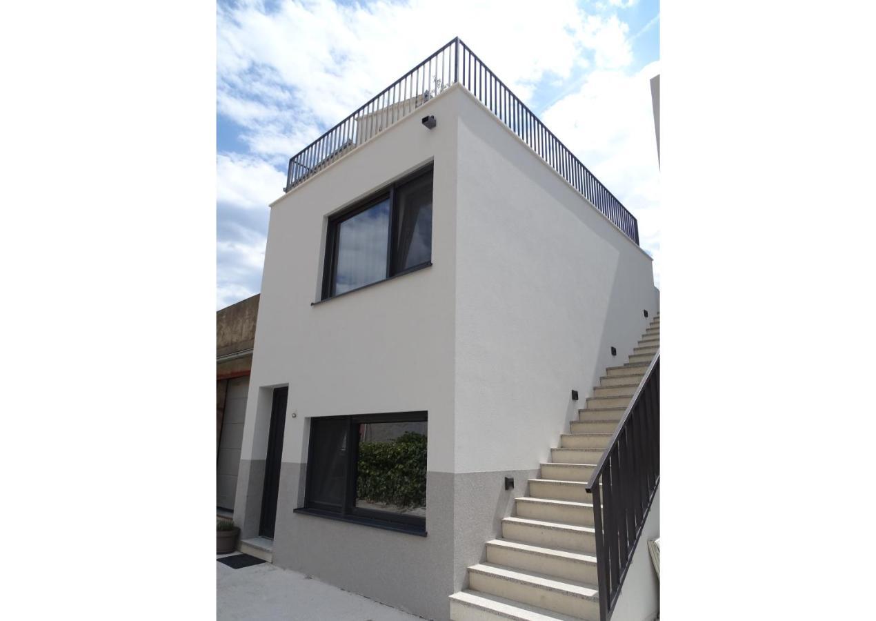 Modern Small House With A Terrace Split Extérieur photo