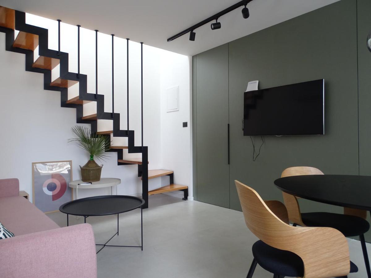 Modern Small House With A Terrace Split Extérieur photo