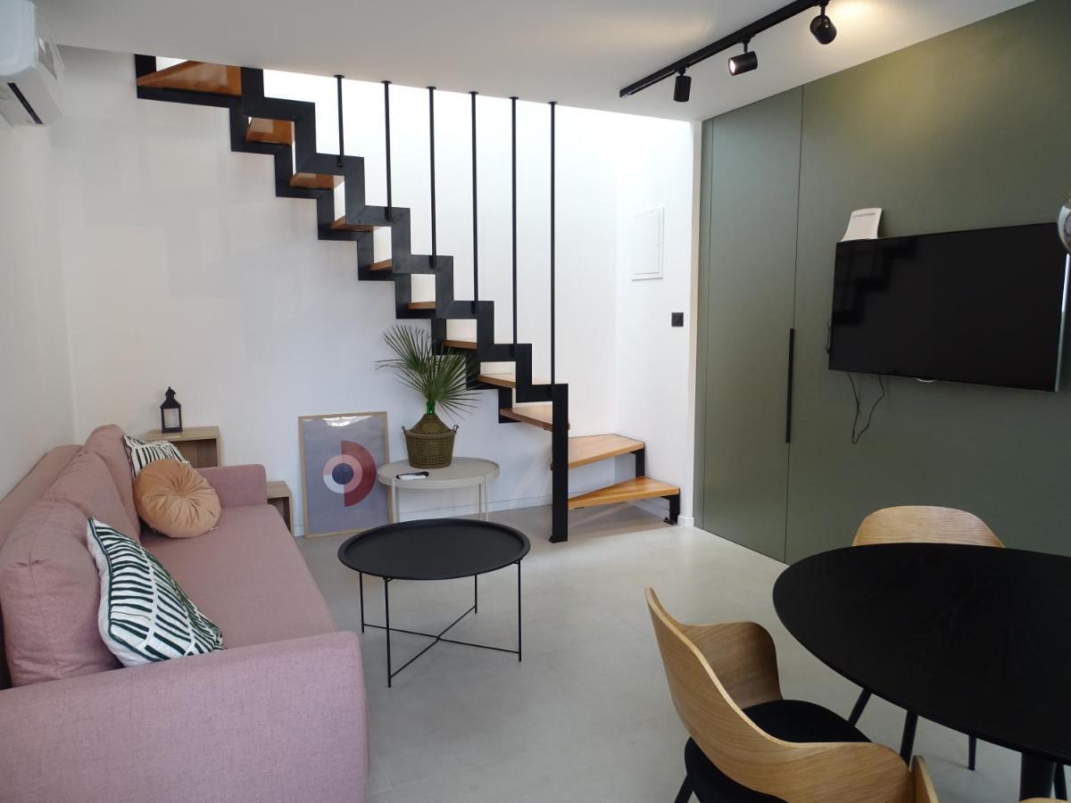 Modern Small House With A Terrace Split Extérieur photo
