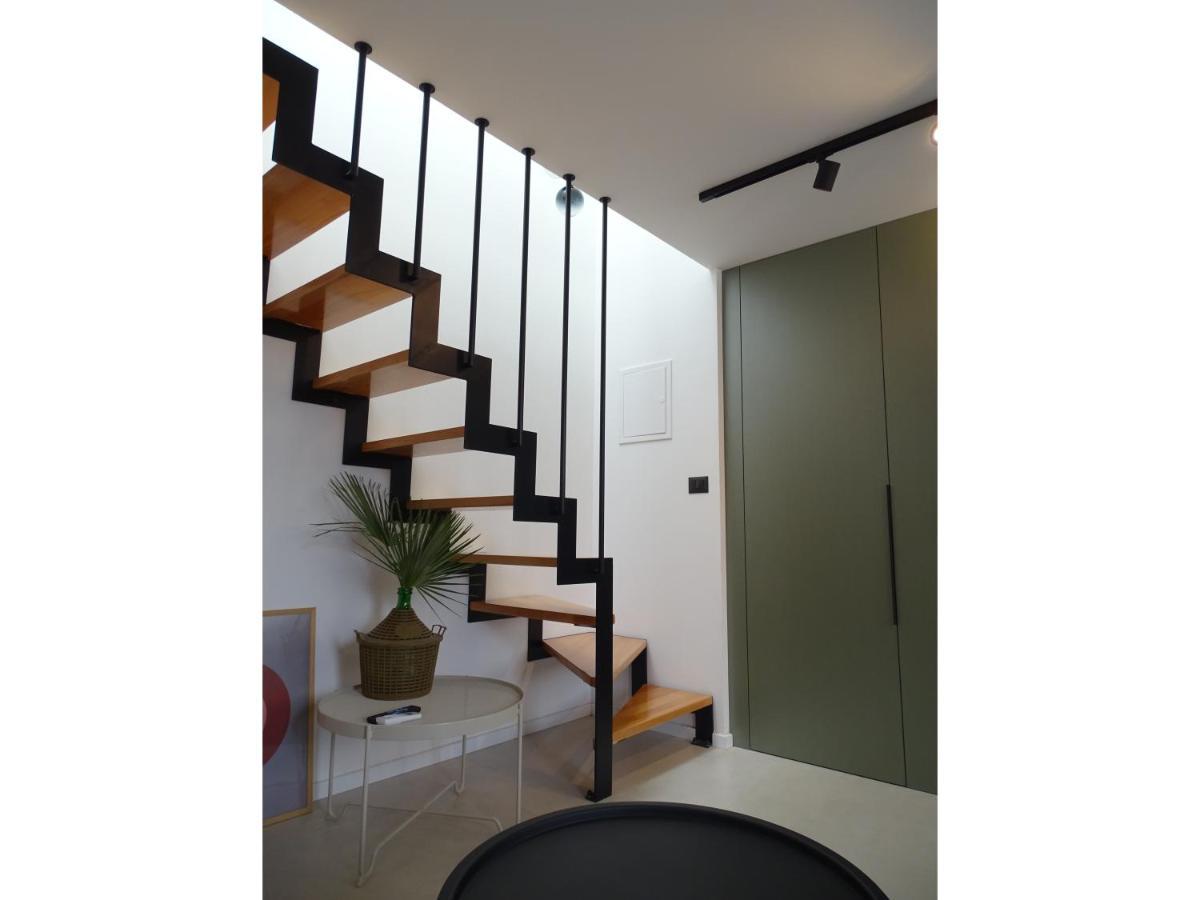 Modern Small House With A Terrace Split Extérieur photo