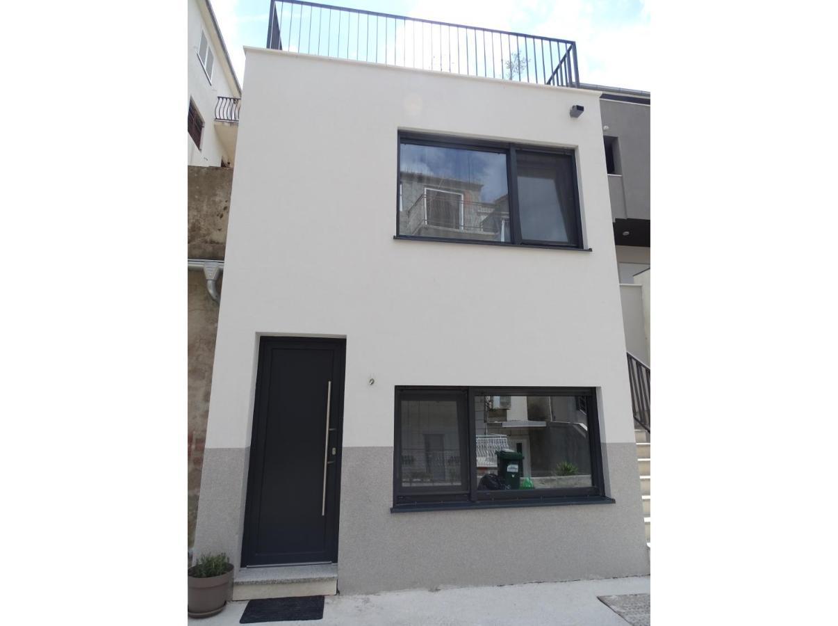 Modern Small House With A Terrace Split Extérieur photo