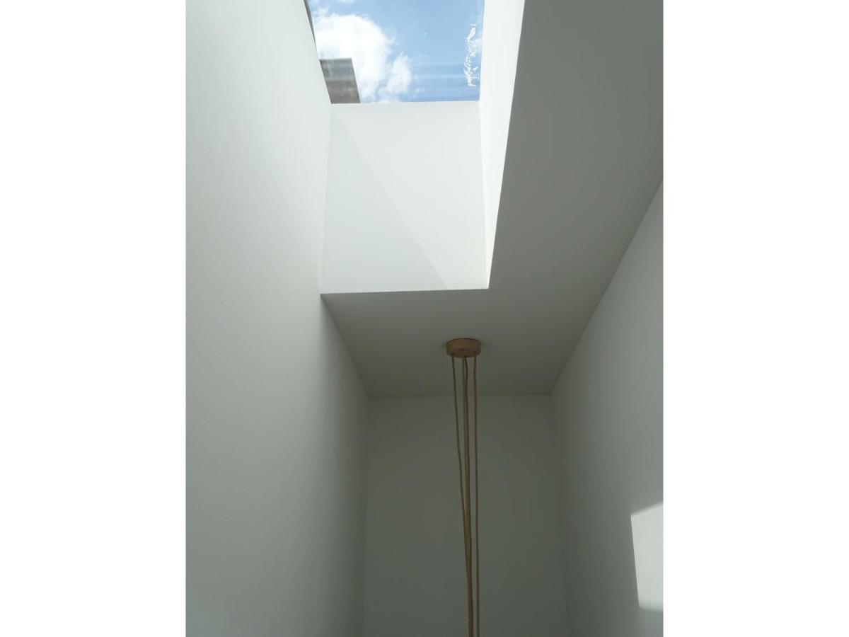 Modern Small House With A Terrace Split Extérieur photo