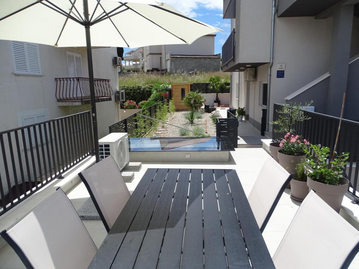 Modern Small House With A Terrace Split Extérieur photo